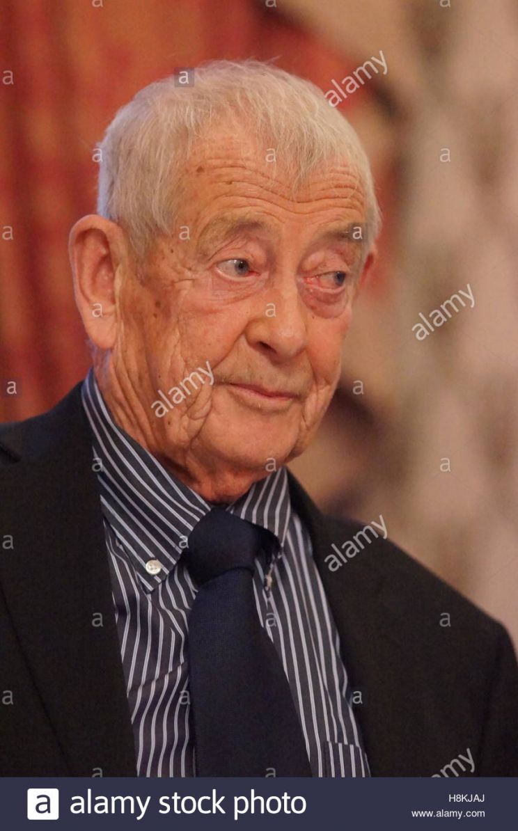 Derek Fowlds