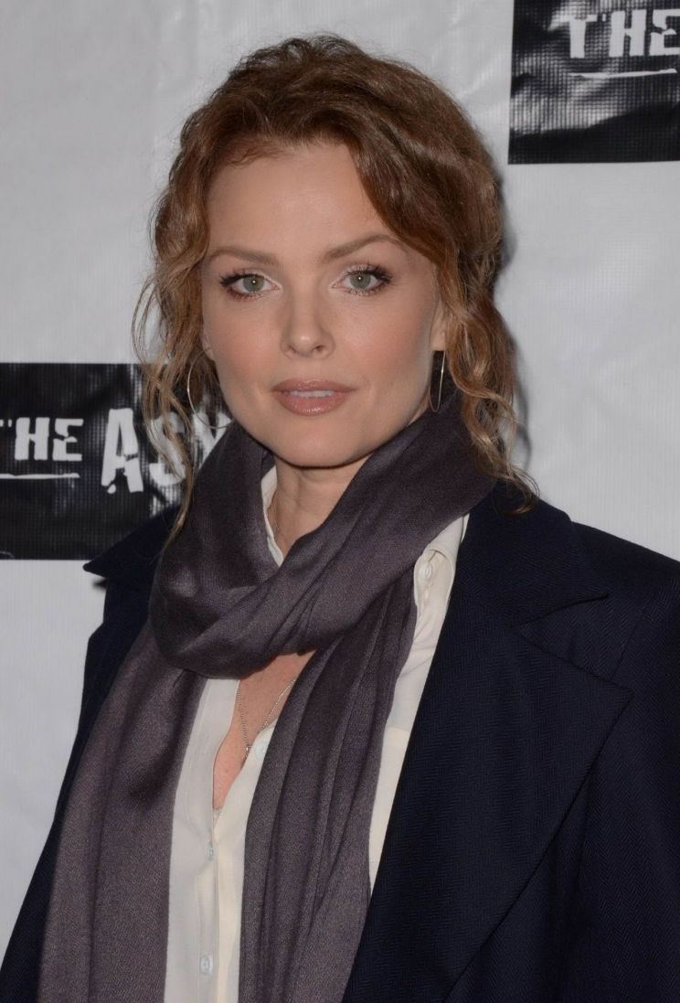 Dina Meyer