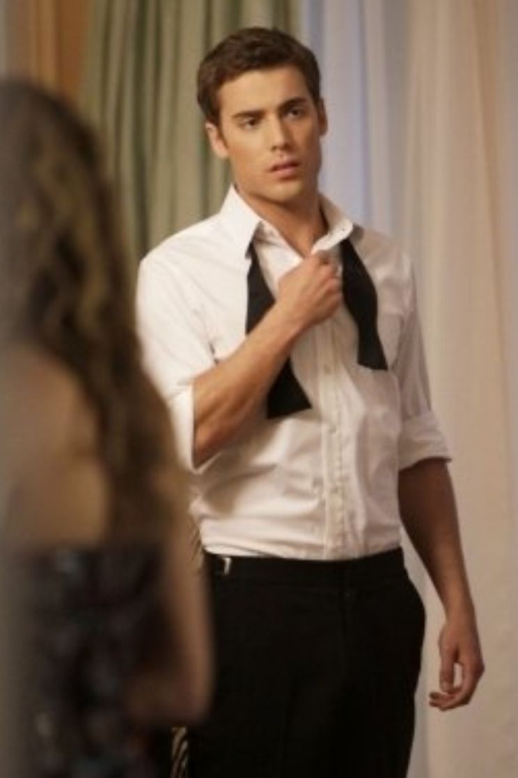 Dustin Milligan