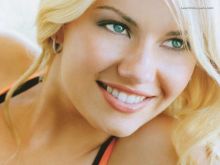 Elisha Cuthbert photo