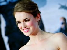 Elizabeth Henstridge