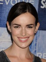Elizabeth Henstridge photo