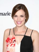 Elizabeth Henstridge photo