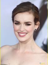 Elizabeth Henstridge photo