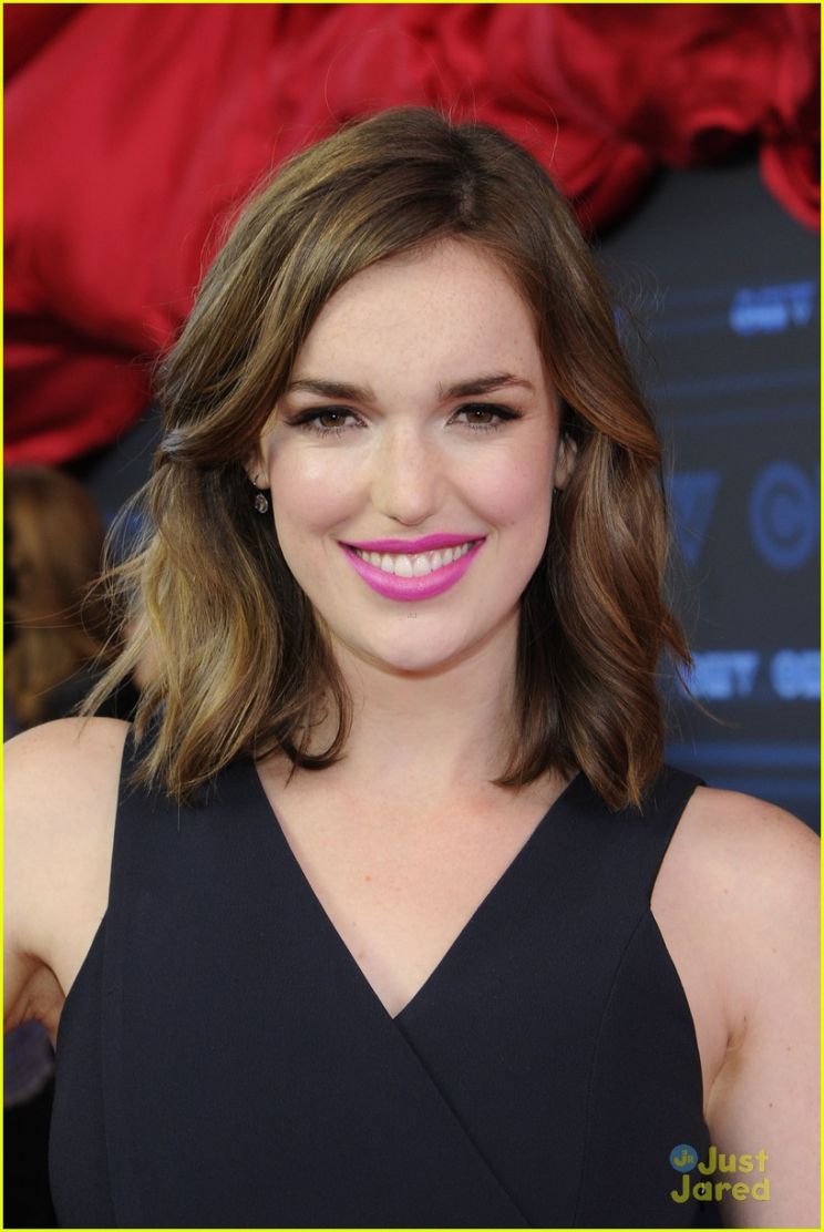 Elizabeth Henstridge