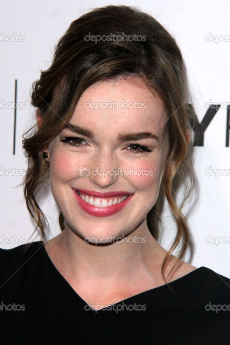 Elizabeth Henstridge