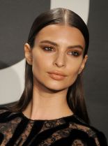 Emily Ratajkowski photo