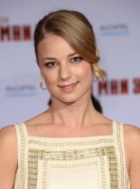 Emily VanCamp photo