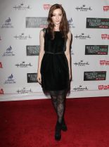 Emma Dumont photo
