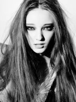 Emma Dumont photo
