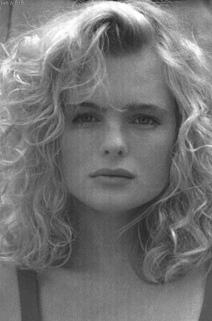 Erika Eleniak