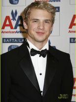Freddie Stroma photo