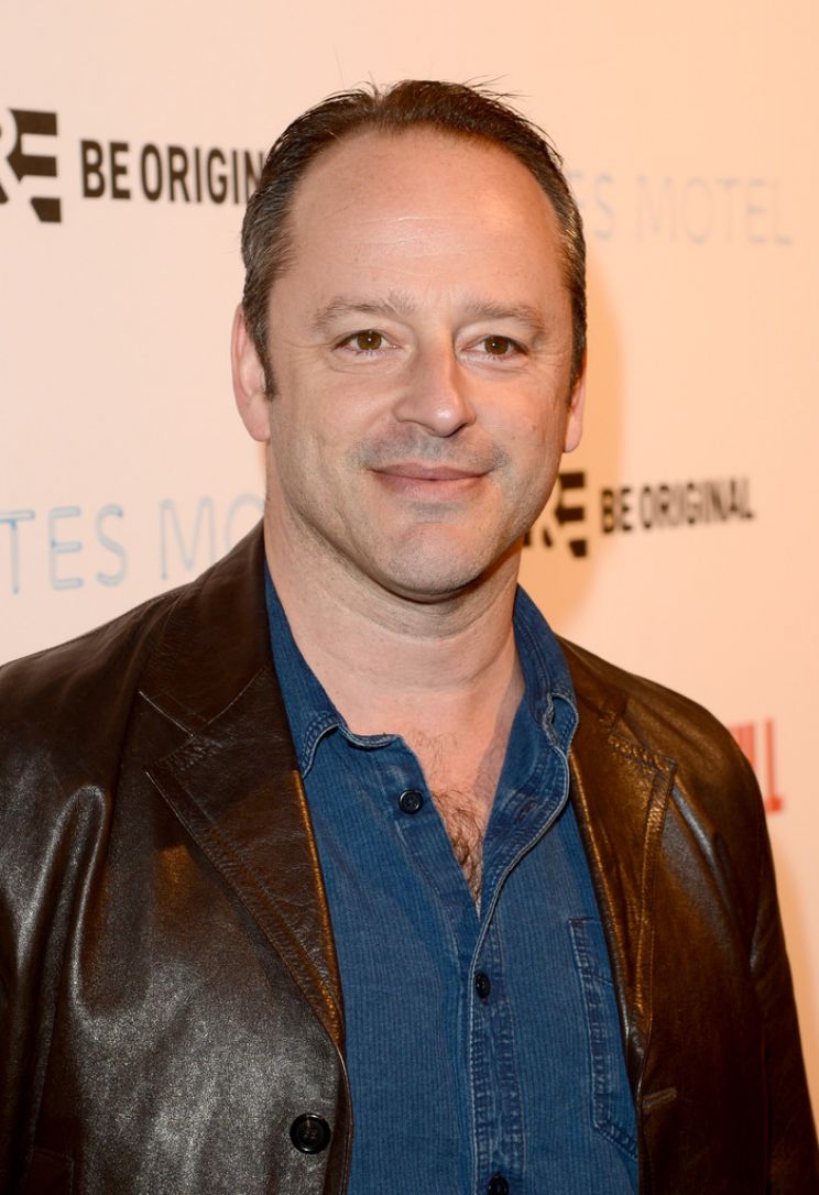 Gil Bellows