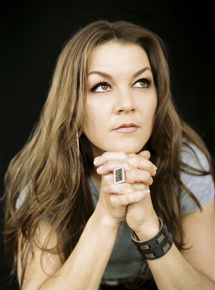 Browse and download High Resolution Gretchen Wilson's Picture