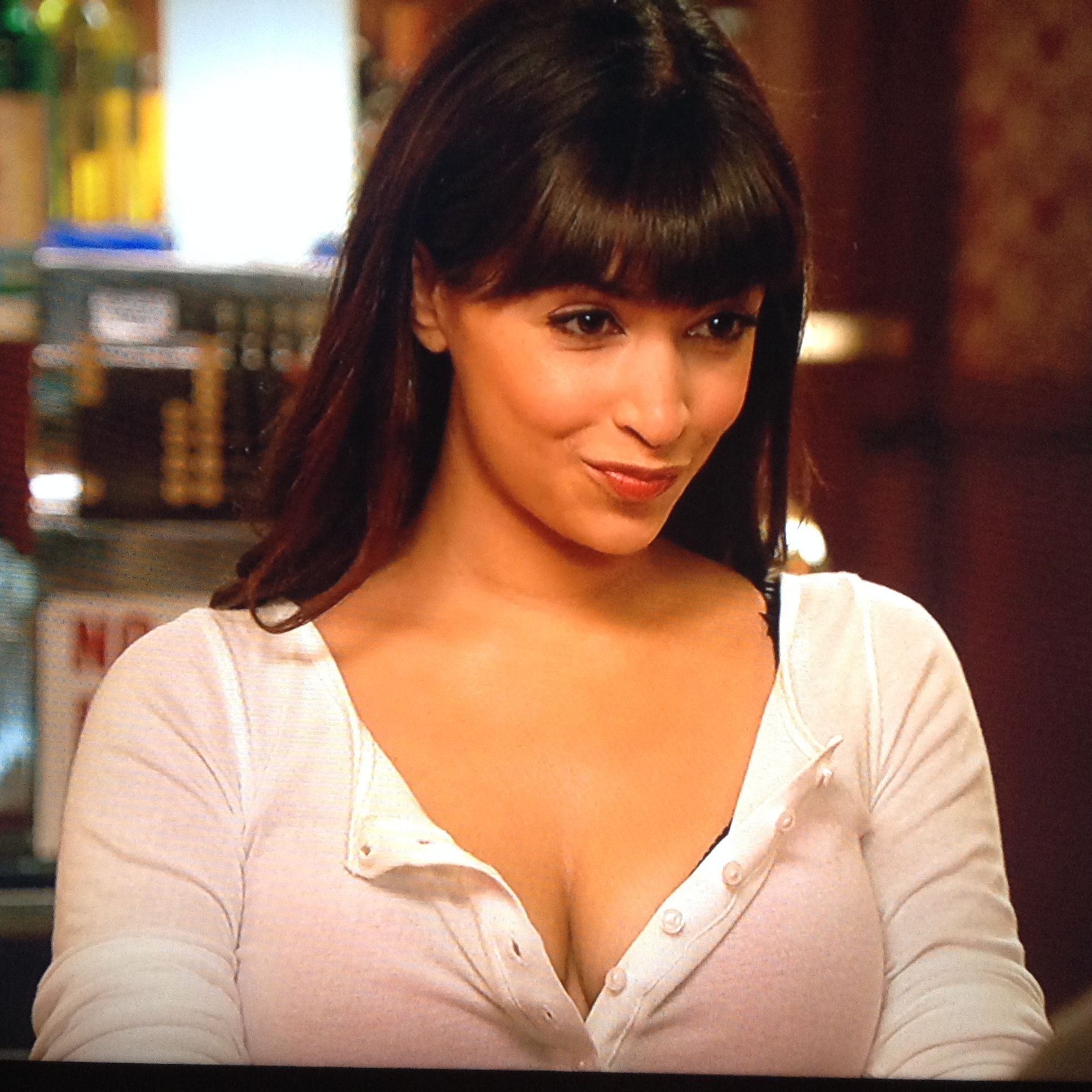 Hannah Simone. 