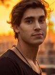 Henry Zaga