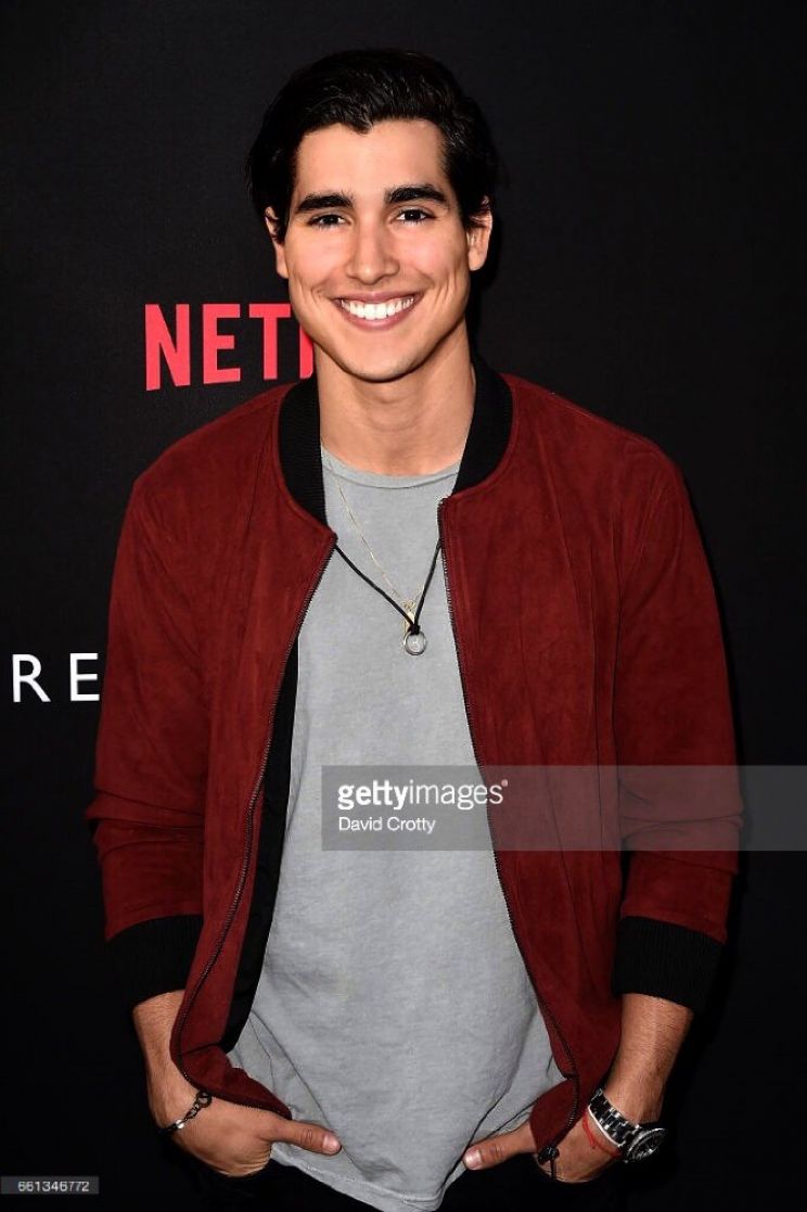 Henry Zaga
