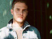 Iain De Caestecker