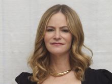 Jennifer Jason Leigh