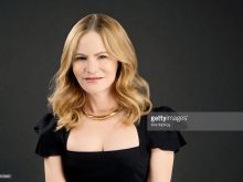 Jennifer Jason Leigh