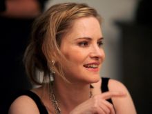 Jennifer Jason Leigh