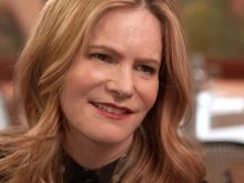 Jennifer Jason Leigh