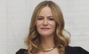 Jennifer Jason Leigh