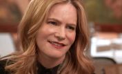 Jennifer Jason Leigh