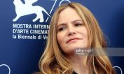 Jennifer Jason Leigh