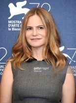 Jennifer Jason Leigh