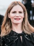 Jennifer Jason Leigh