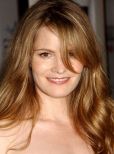 Jennifer Jason Leigh