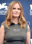 Jennifer Jason Leigh