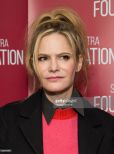 Jennifer Jason Leigh