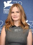 Jennifer Jason Leigh