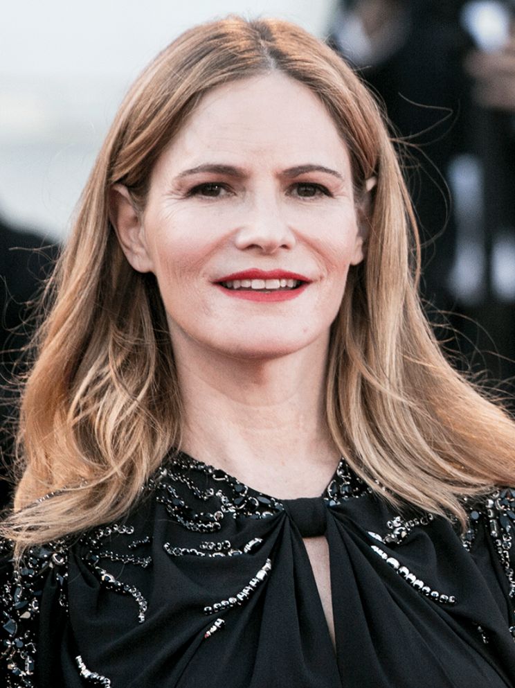 Jennifer Jason Leigh