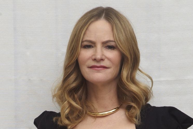 Jennifer Jason Leigh