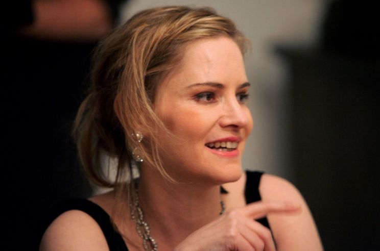 Jennifer Jason Leigh
