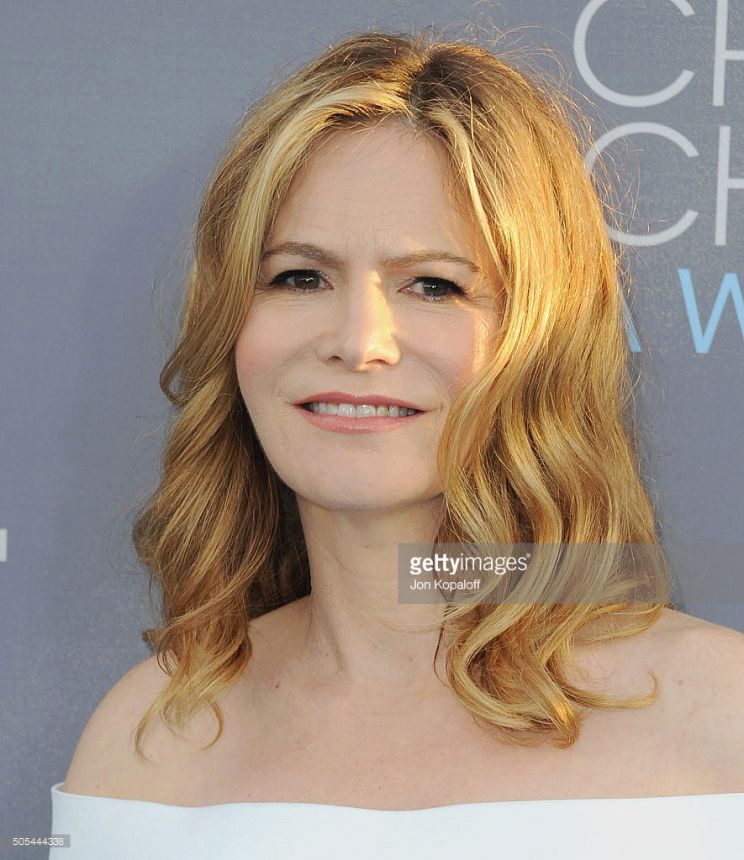 Jennifer Jason Leigh