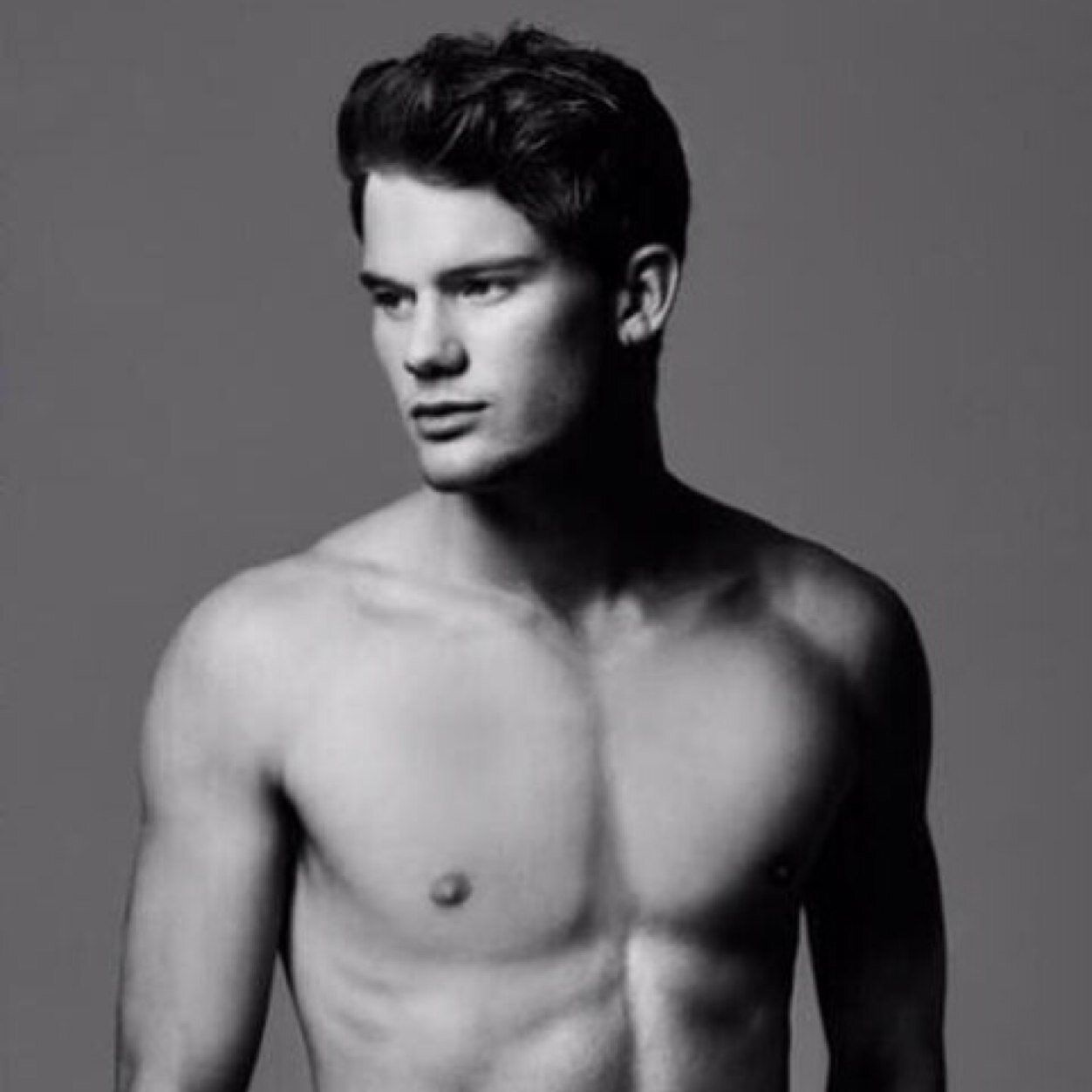 Jeremy Irvine. 