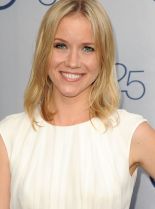 Jessy Schram photo
