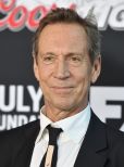 Jonathan Hyde