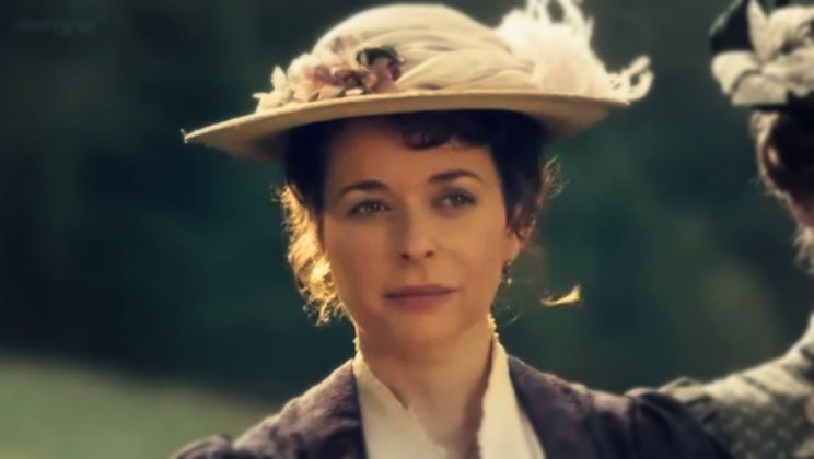 Julia Sawalha