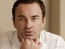 Julian McMahon photo