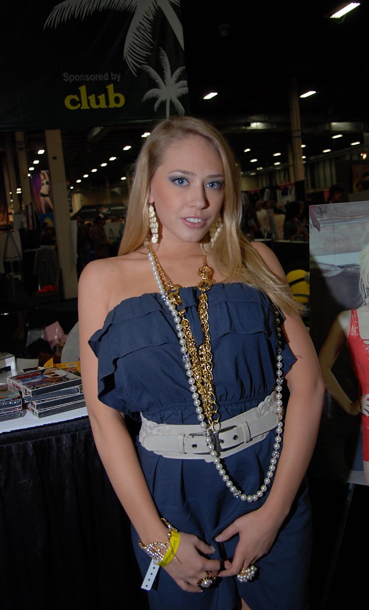 Kagney Linn Karter