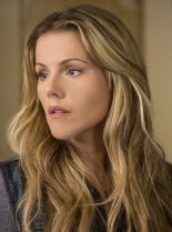 Kathleen Robertson photo