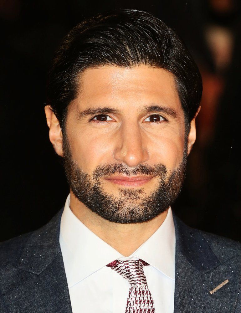 Kayvan Novak. 