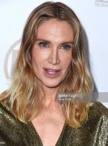 Kelly Lynch photo