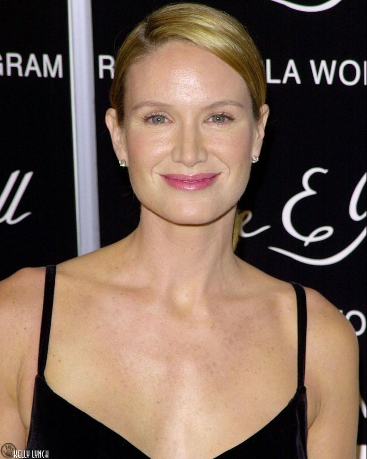 Kelly Lynch