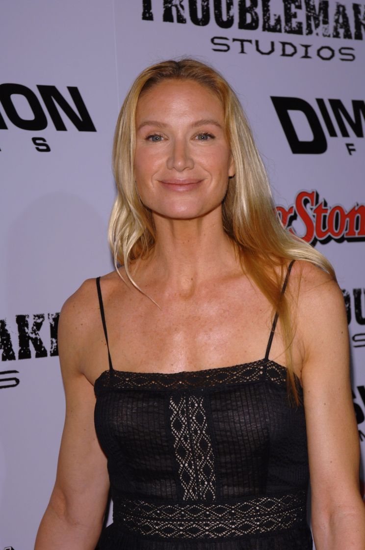 Kelly Lynch